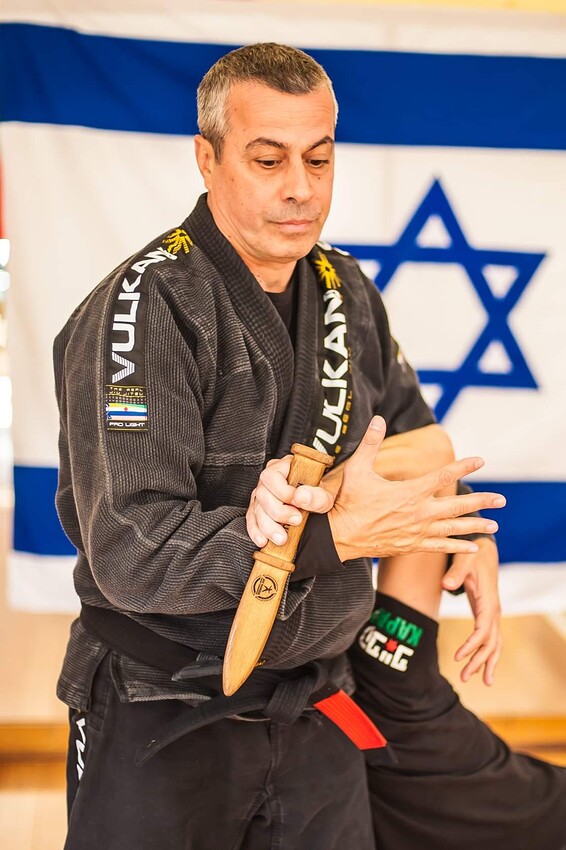 Kapap Krav Maga instructor Avi Nardia demonstrates escrima stick-fighting –  Stock Editorial Photo © guruxox #315081816